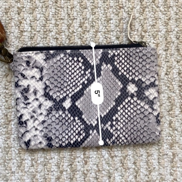 THE SAK | NWOT On The Go Leather Wristlet & Crossbody - Picture 4 of 16